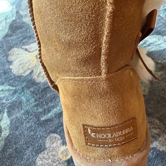 Koolaburra Ugg Tan Boots with Faux Fur and Bow Accents - Picture 4 of 6